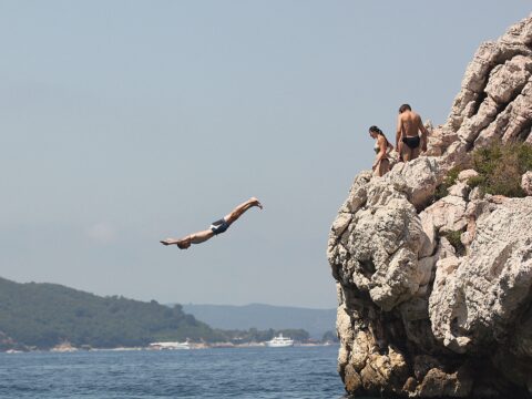 Zdjęcie do artykułu: BASE jumping – ekstremalna forma wolności czy ryzyko?